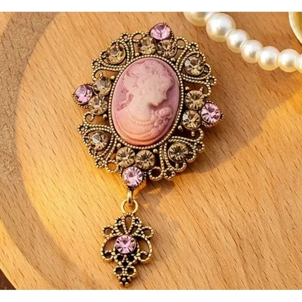 Vintage Style Cameo‎ Brooch Pin Pink Victorian Style Crystal Gold Tone